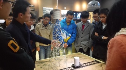 同学们对展品充满浓厚的兴趣 