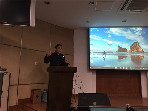 施尔畏研究员主持报告会