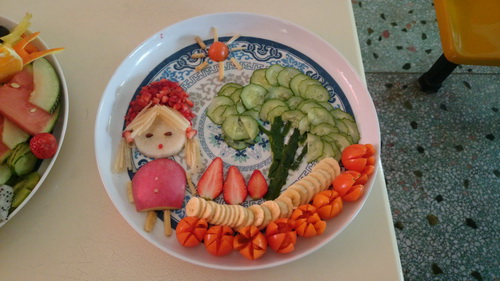 微生物和作物组的采草莓的小姑娘