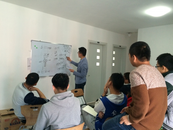 陈一鸣同学主讲717班宿舍小讲堂首次报告