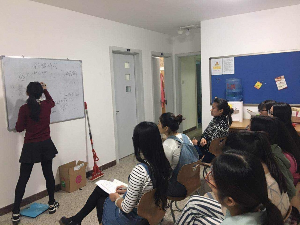 同学们认真听讲、记笔记