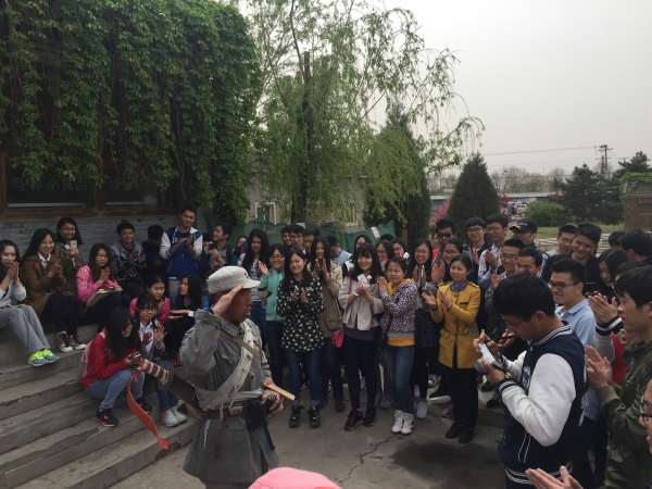 民兵后代刘存全用快板的形式赞颂抗战精神 