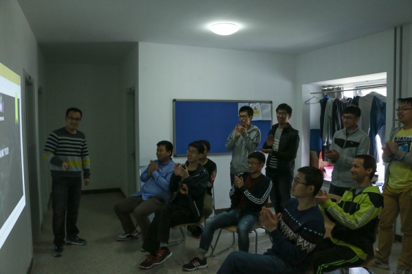精彩的演示受到大家的鼓掌赞许