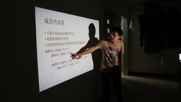 杨慧伟同学专心投入的讲解 